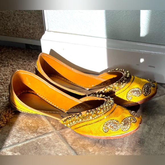 Yellow Punjabi Jutti - handmade shoe with bells - Picture 2 of 7